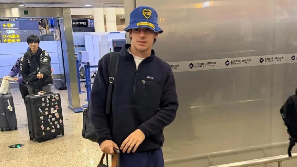 Franco Colapinto con gorra de Boca Juniors en el aeropuerto de Shanghái antes del GP de China