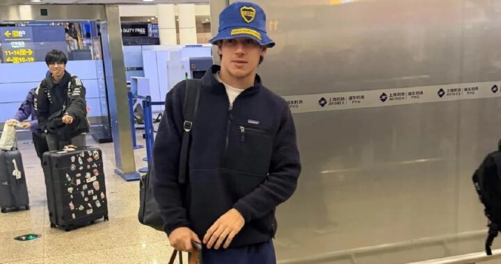 Franco Colapinto con gorra de Boca Juniors en el aeropuerto de Shanghái antes del GP de China