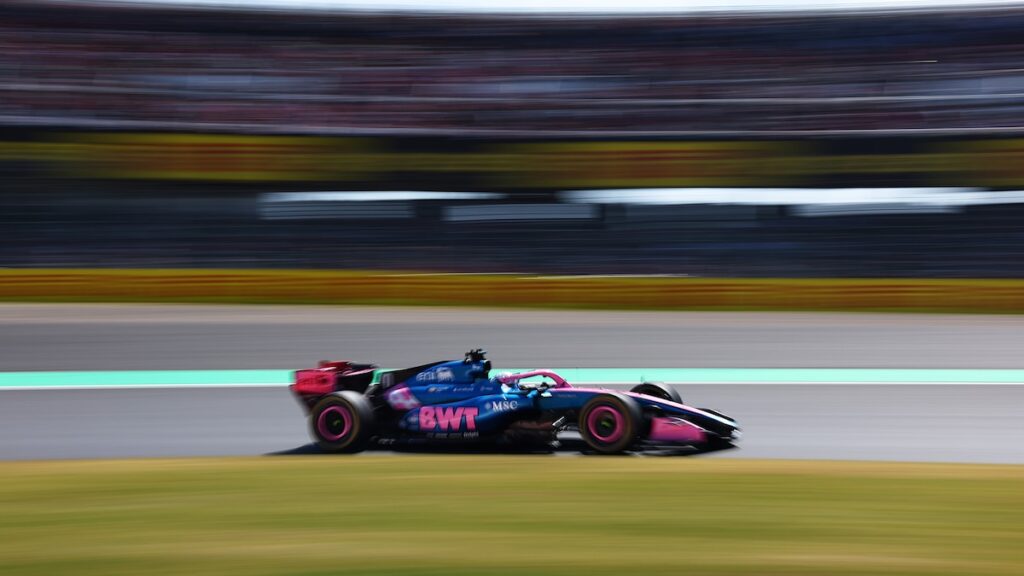 Franco Colapinto en el Alpine A526 durante su debut en Suzuka, con el brazo derecho tenso por las fuerzas G en la curva 130R