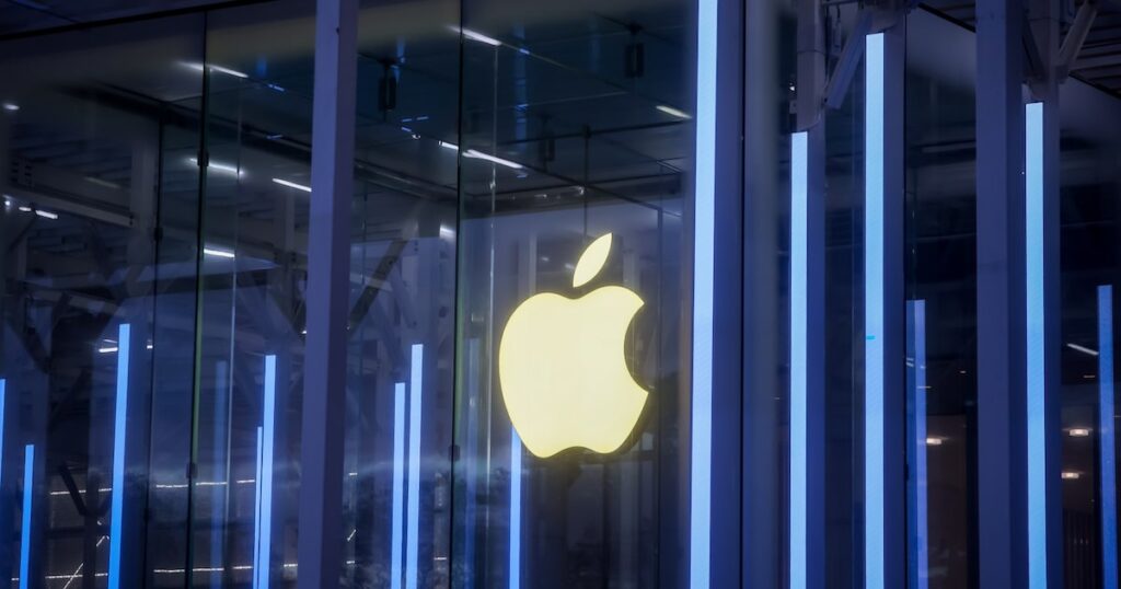 Interfaz futurista de iOS 27 mostrando a Siri como chatbot con IA integrada en pantalla de iPhone