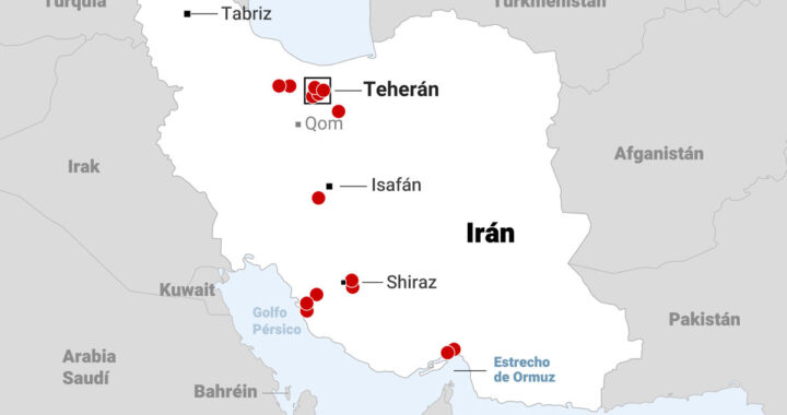 Documento de 15 puntos sobre la mesa de negociaciones entre EEUU e Irán con banderas de ambos países de fondo