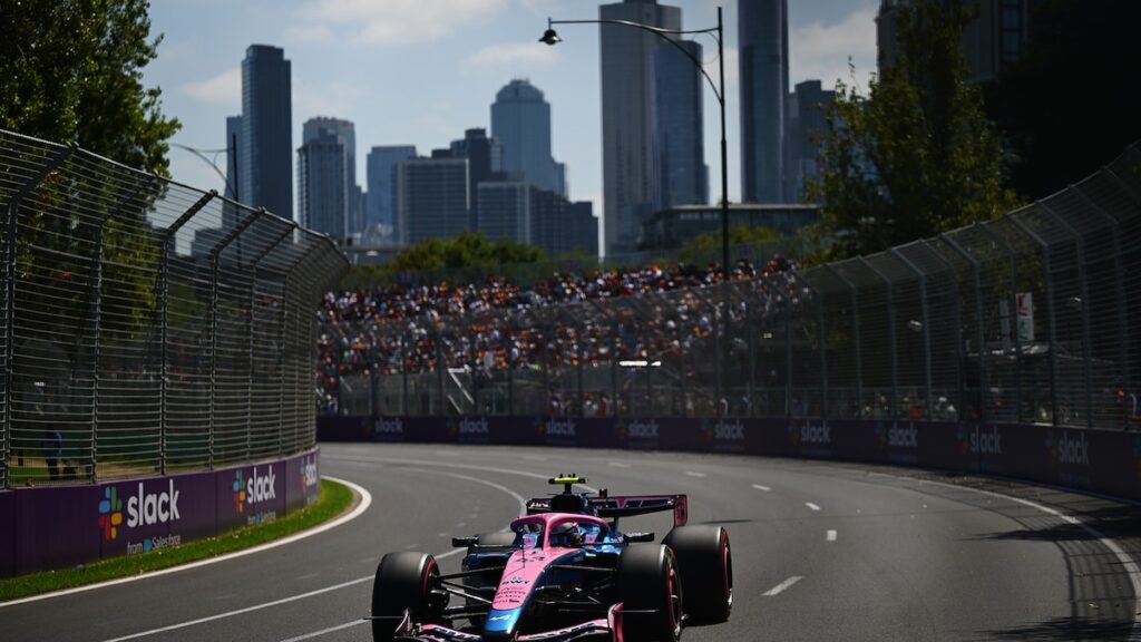 Franco Colapinto en su Alpine A526 durante el error en la recta de Melbourne, con Lewis Hamilton esquivándolo