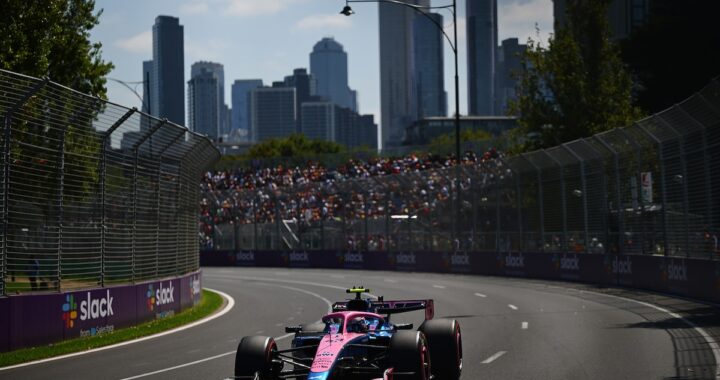 Franco Colapinto en su Alpine A526 durante el error en la recta de Melbourne, con Lewis Hamilton esquivándolo
