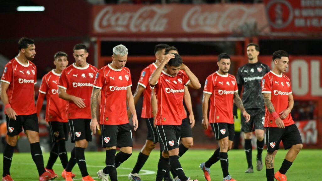 Jugadores de Independiente abatidos tras el 2-1 ante Talleres, reflejo del colapso en 25 minutos fatales