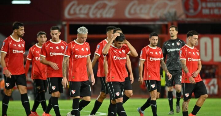 Jugadores de Independiente abatidos tras el 2-1 ante Talleres, reflejo del colapso en 25 minutos fatales