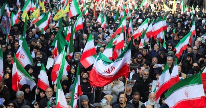 Bandera de Irán ondeando frente a mapa del estrecho de Ormuz con petroleros en segundo plano
