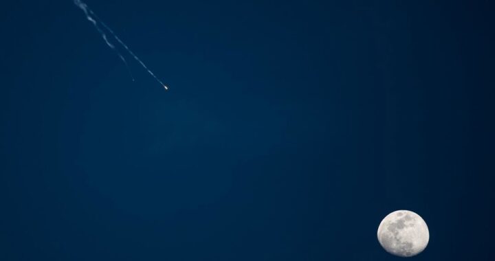 Masud Pezeshkian anuncia en TV la suspensión de bombardeos de Irán a países vecinos, con mapa de la región de fondo