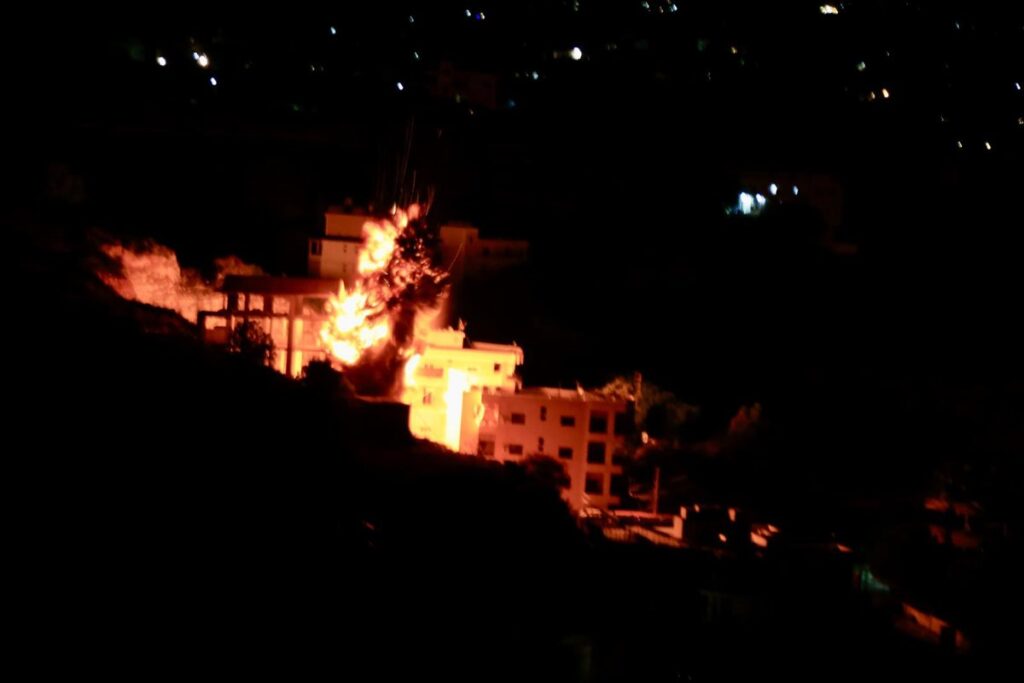 Tanques israelíes avanzan hacia el río Litani en Líbano mientras humo cubre puentes destruidos por bombardeos