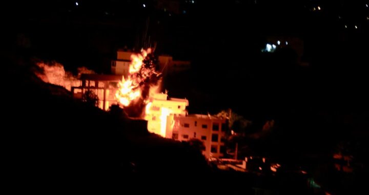 Tanques israelíes avanzan hacia el río Litani en Líbano mientras humo cubre puentes destruidos por bombardeos