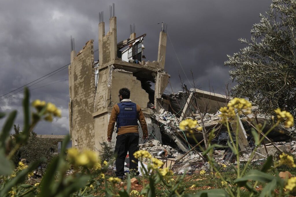 Columna de humo tras bombardeo israelí a gasolinera en Líbano vinculada a financiamiento de Hezbolá según las FDI