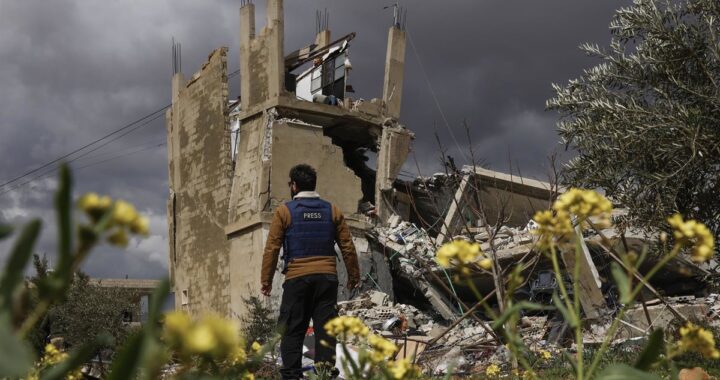 Columna de humo tras bombardeo israelí a gasolinera en Líbano vinculada a financiamiento de Hezbolá según las FDI