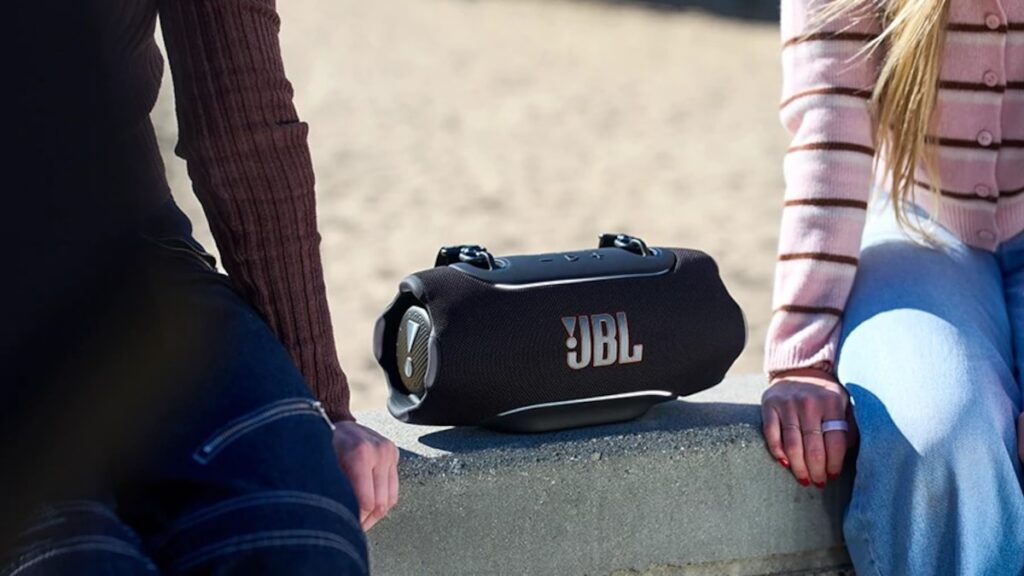 Altavoz JBL Xtreme 5 con luces LED sincronizadas y diseño resistente IP68, destacando su sistema de sonido con IA