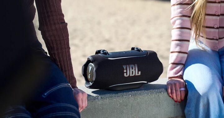 Altavoz JBL Xtreme 5 con luces LED sincronizadas y diseño resistente IP68, destacando su sistema de sonido con IA