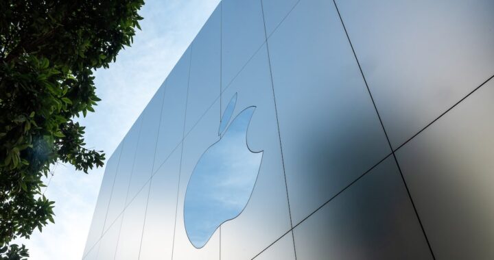 iPhone 17e mostrando su cámara dual de 48 MP y pantalla Super Retina XDR con brillo de 2000 nits