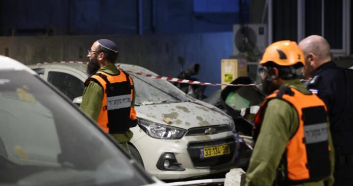 Explosión nocturna en Tel Aviv tras misiles iraníes en represalia por muerte de Alí Lariyani, con humo iluminado por luces de emergencia