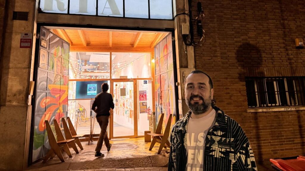Mural colorido en Lavapiés con rostros indígenas y niños jugando, símbolo de resistencia cultural latino en Madrid