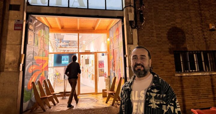 Mural colorido en Lavapiés con rostros indígenas y niños jugando, símbolo de resistencia cultural latino en Madrid