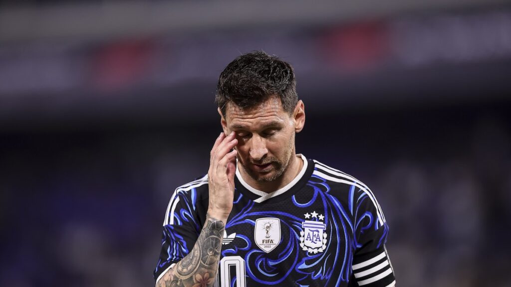 Jugadores de Argentina con rostros de frustración tras el 2-1 vs Mauritania en la Bombonera, mostrando desorden táctico