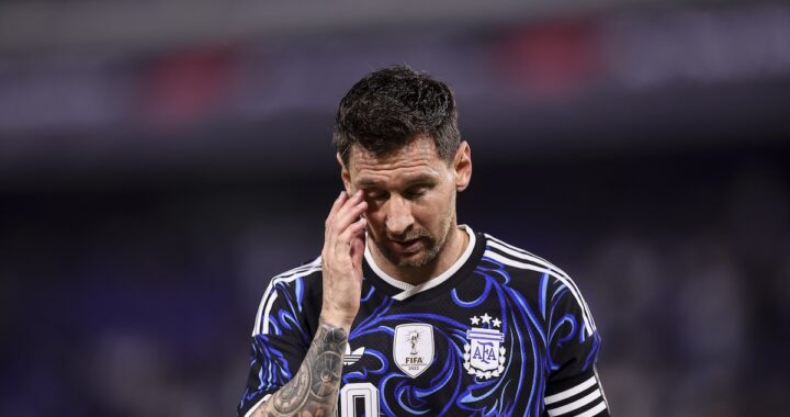 Jugadores de Argentina con rostros de frustración tras el 2-1 vs Mauritania en la Bombonera, mostrando desorden táctico