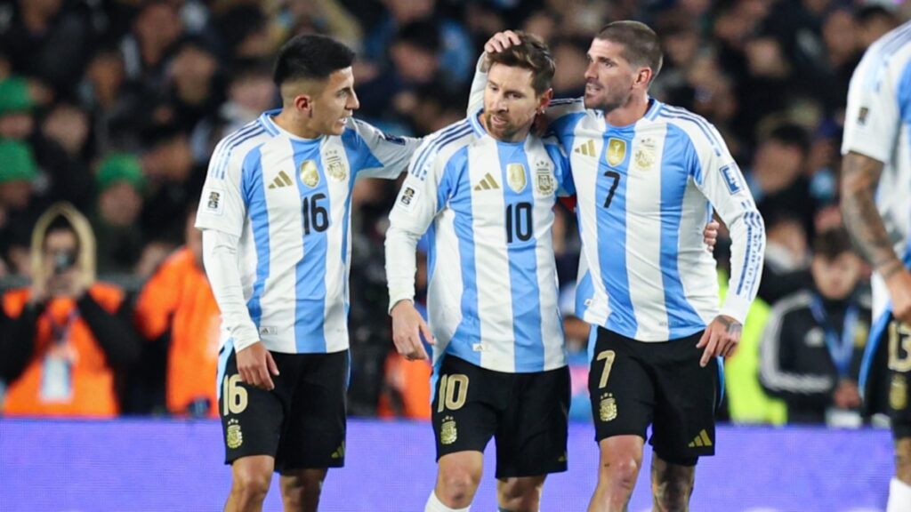Jugadores de Argentina y Zambia en acción dentro de la Bombonera llena de hinchas con banderas albicelestes