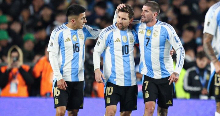 Jugadores de Argentina y Zambia en acción dentro de la Bombonera llena de hinchas con banderas albicelestes