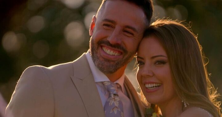 Pareja recién casada en 'Casados a primera vista' con anillos y sonrisas nerviosas, fondo de estudio con luces cálidas