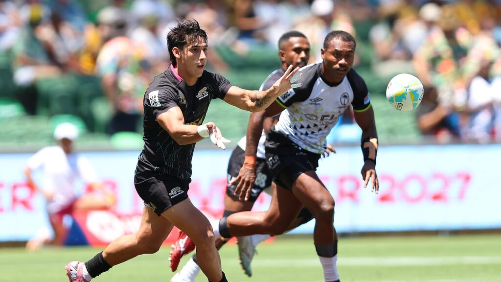 Celebración de los Pumas 7s tras vencer 17-14 a Fiji en Vancouver con Marcos Moneta liderando al equipo joven