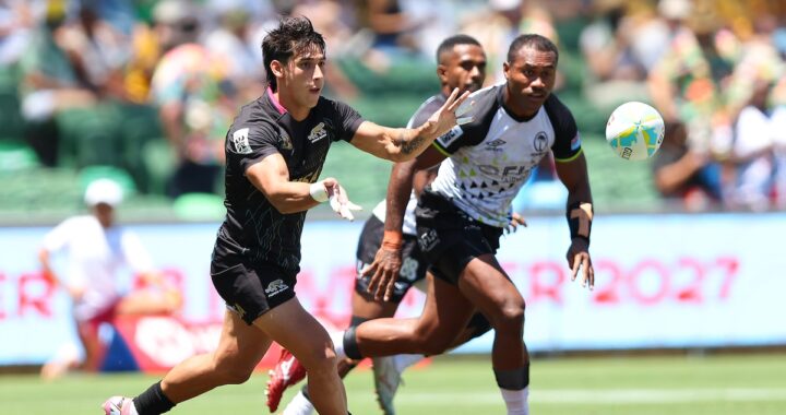 Celebración de los Pumas 7s tras vencer 17-14 a Fiji en Vancouver con Marcos Moneta liderando al equipo joven