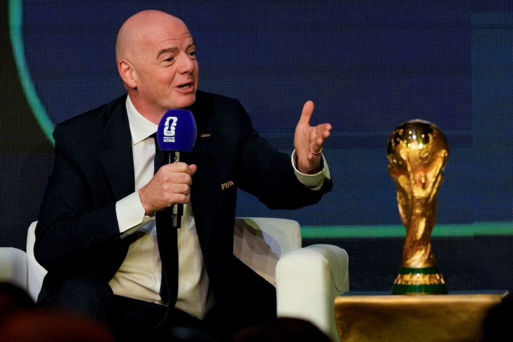 Gráfico comparativo de precios de entradas del Mundial 2026 vs 2018 con billetes de US$100 y US$2000 destacados