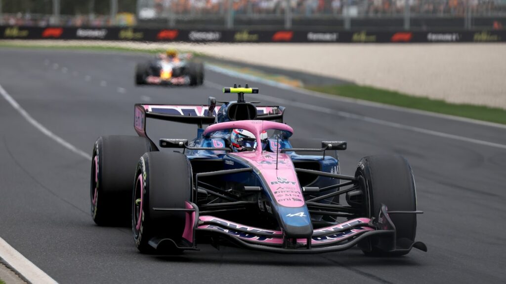 Franco Colapinto esquivando el Racing Bulls RB20 en la salida del GP Australia 2026 con milímetros de margen