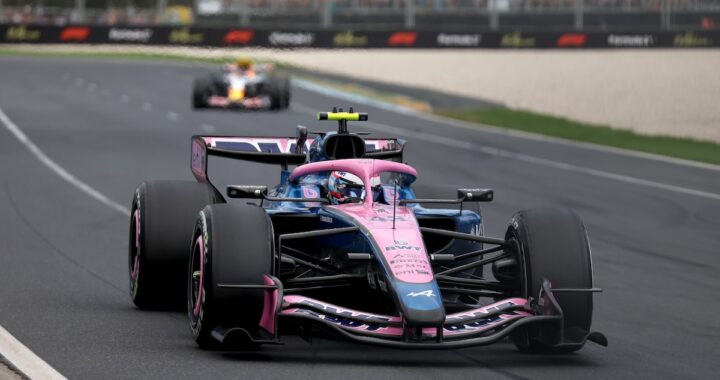 Franco Colapinto esquivando el Racing Bulls RB20 en la salida del GP Australia 2026 con milímetros de margen