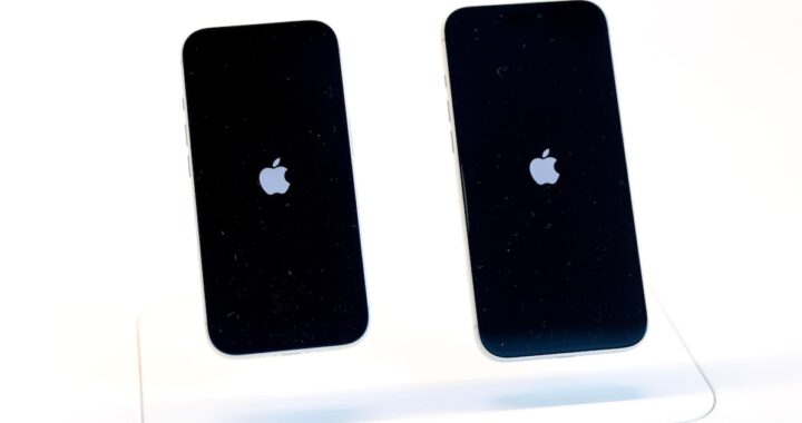Interfaz de Apple Maps mostrando anuncios con badges azules para negocios locales y botones de acción rápida
