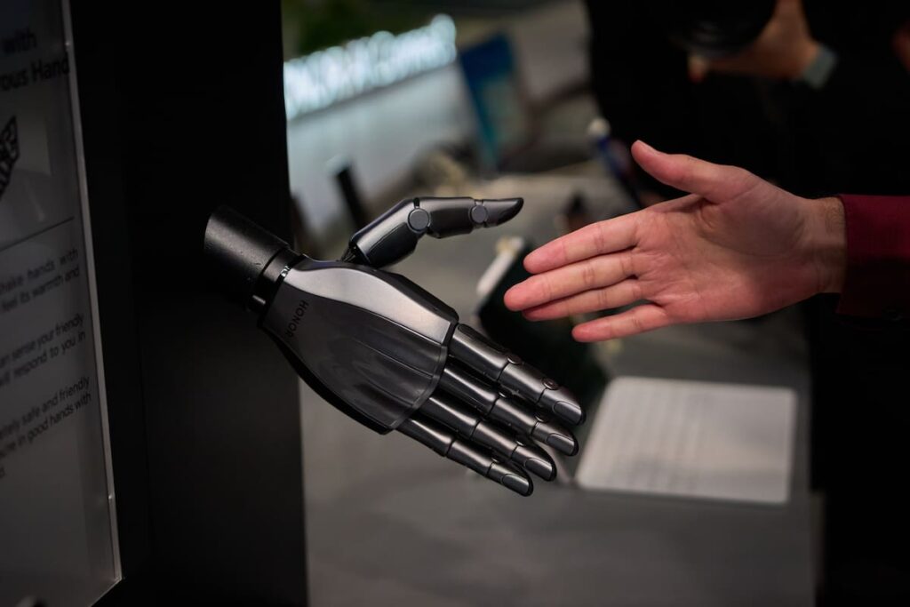 Multitud analizando prototipos de IA en el MWC 2026 de Barcelona con pantallas holográficas y robots interactivos