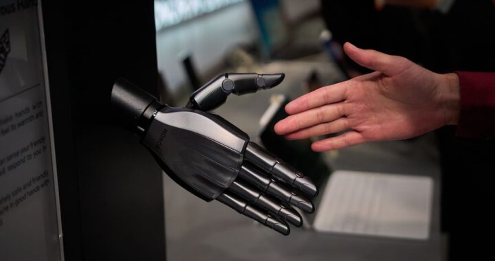 Multitud analizando prototipos de IA en el MWC 2026 de Barcelona con pantallas holográficas y robots interactivos