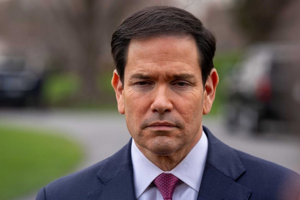 Marco Rubio en rueda de prensa señalando un mapa de la base de Rota con gesto de advertencia por conflicto OTAN