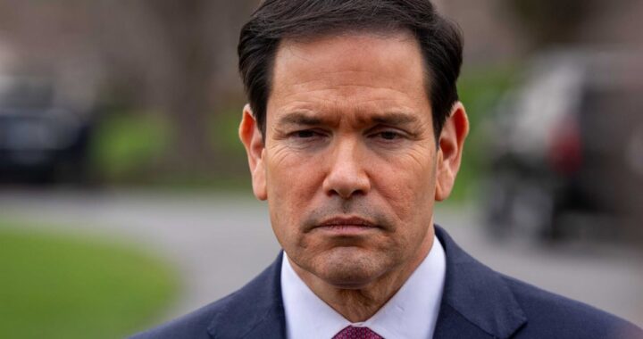 Marco Rubio en rueda de prensa señalando un mapa de la base de Rota con gesto de advertencia por conflicto OTAN