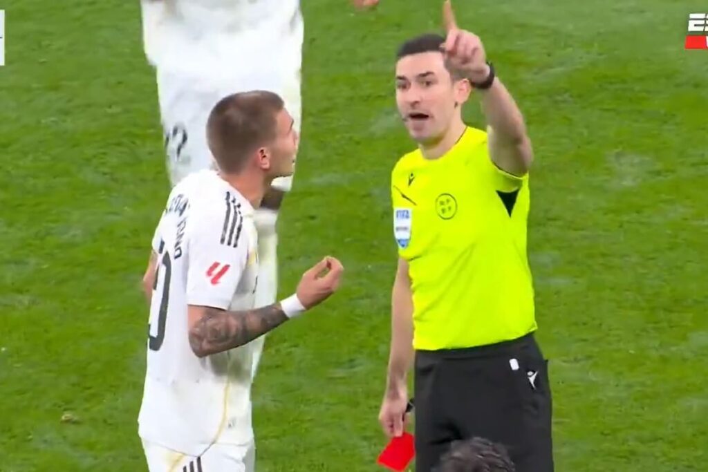 Franco Mastantuono con rostro de frustración tras recibir tarjeta roja en el Santiago Bernabéu durante Real Madrid vs Getafe