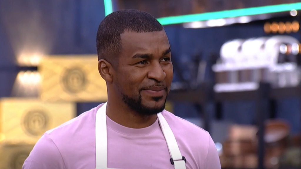 Frickson Erazo sonríe junto a su plato ganador de pescado con arroz salvaje frito en MasterChef Celebrity
