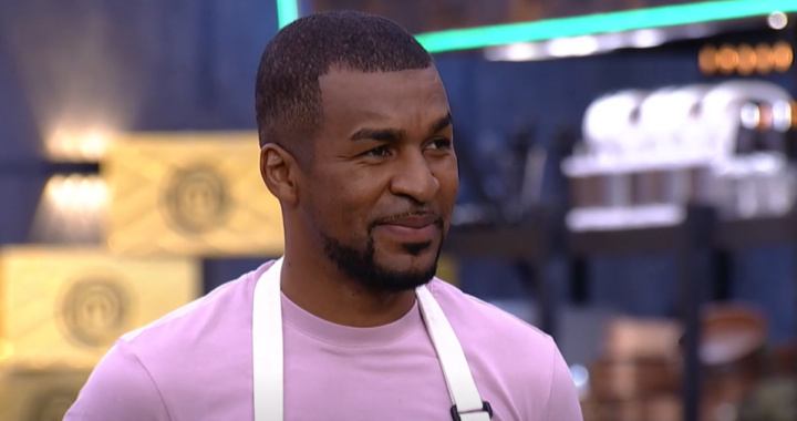 Frickson Erazo sonríe junto a su plato ganador de pescado con arroz salvaje frito en MasterChef Celebrity