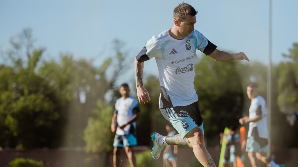 Lionel Messi con la camiseta de Argentina sonriendo en Ezeiza antes de su 6º Mundial, récord histórico en fútbol