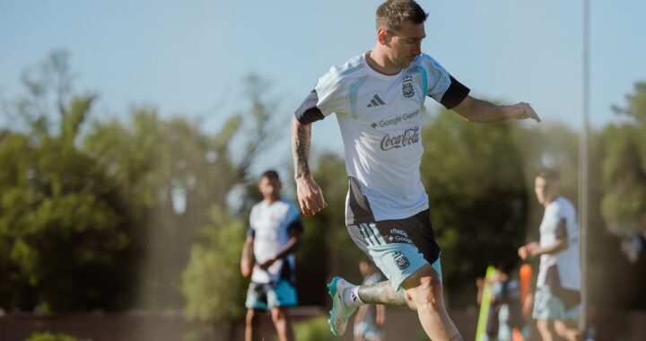 Lionel Messi con la camiseta de Argentina sonriendo en Ezeiza antes de su 6º Mundial, récord histórico en fútbol
