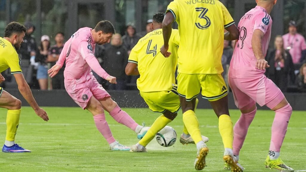 Lionel Messi celebra su gol 900 con el Inter Miami bajo lluvia en el Chase Stadium, superando récords históricos