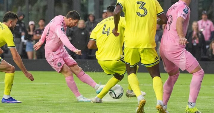Lionel Messi celebra su gol 900 con el Inter Miami bajo lluvia en el Chase Stadium, superando récords históricos