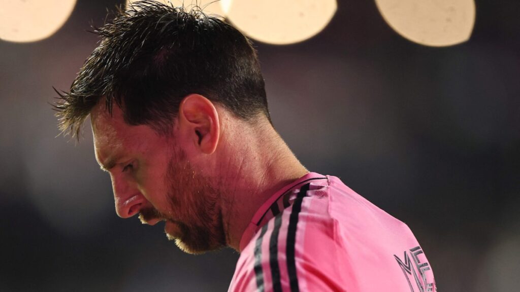 Lionel Messi celebra su gol 900 con los brazos abiertos mientras su equipo sufre la eliminación en Concachampions