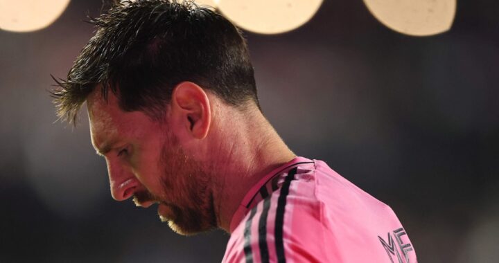 Lionel Messi celebra su gol 900 con los brazos abiertos mientras su equipo sufre la eliminación en Concachampions