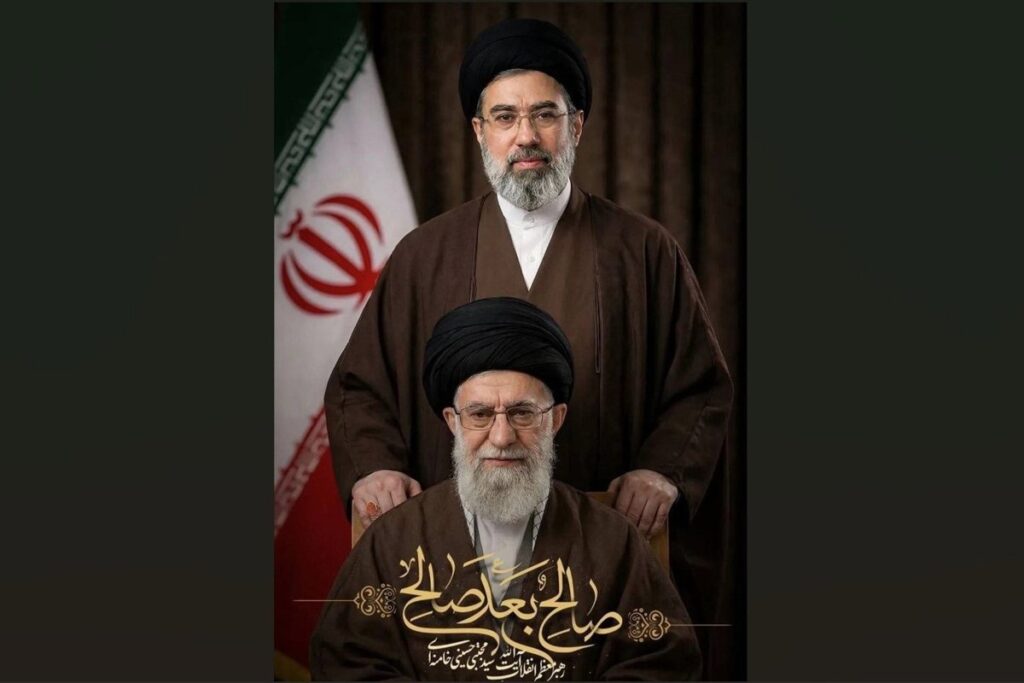 Mojtaba Jamenei en uniforme militar con mapa de Irán y símbolos de la Guardia Revolucionaria en fondo oscuro