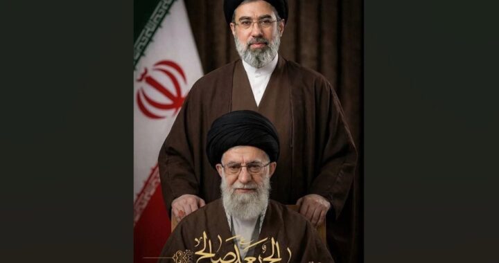 Mojtaba Jamenei en uniforme militar con mapa de Irán y símbolos de la Guardia Revolucionaria en fondo oscuro