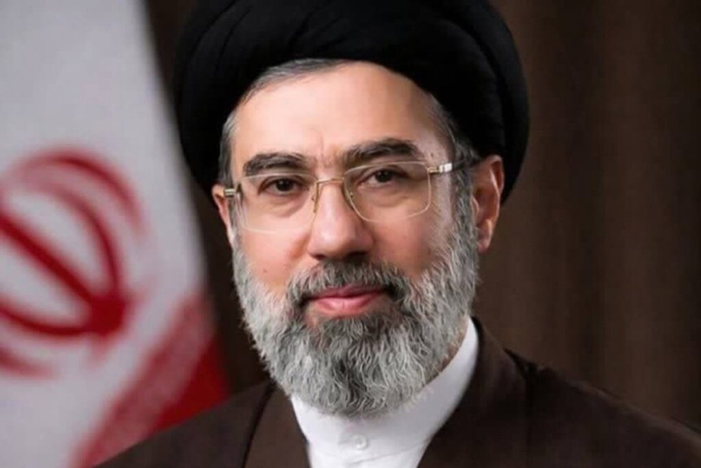 Mojtaba Jamenei en ceremonia de investidura como líder supremo de Irán con bandera nacional