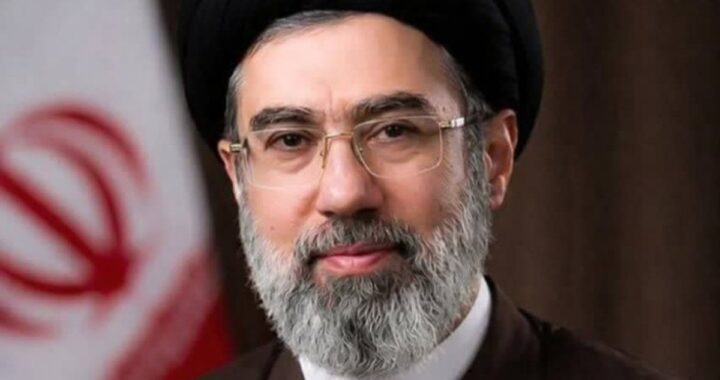 Mojtaba Jamenei en ceremonia de investidura como líder supremo de Irán con bandera nacional