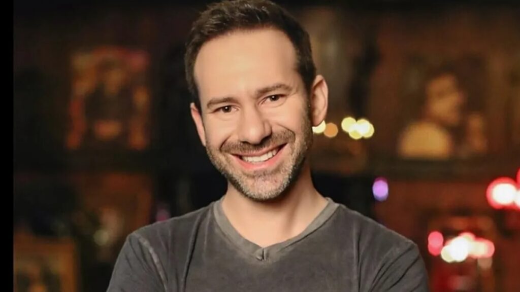 Leonid Radvinsky en imagen de archivo con logo de OnlyFans al fondo y gráficos de crecimiento de la plataforma